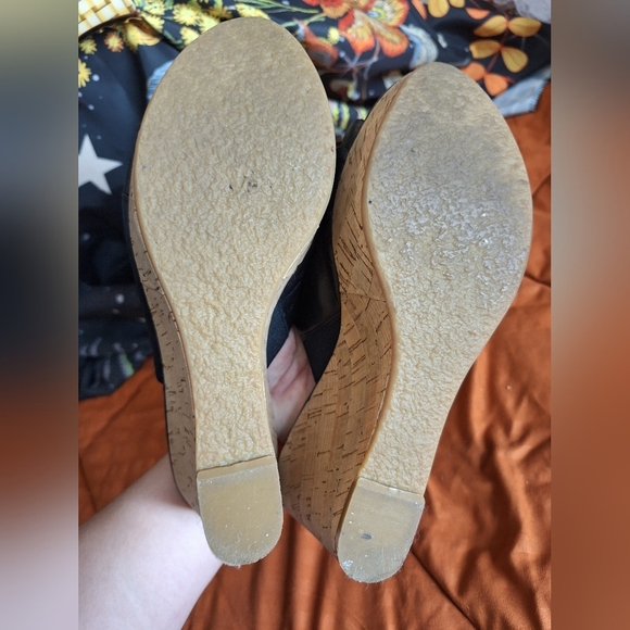 NINE WEST SIZE 8M BLACK LEATHER AND WEDGE SANDLES - Picture 6 of 8